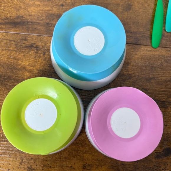 Munchkin Stay Put Suction Bowl Baby Toddler Lot Of 3 Size Bowls & 2 Color Spoon - Picture 2 of 11